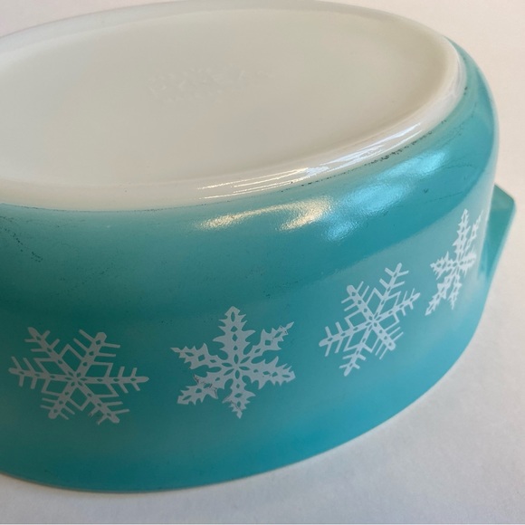 Vintage Pyrex Turquoise Snowflake 1 1/2 Quart Casserole Dish with Original Lid - Picture 6 of 11